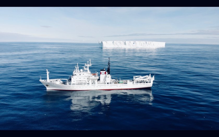 Onderzoeksschip Kaiyo-maru nabij een ijsberg in de Zuidelijke Oceaan. Foto: FAJ 